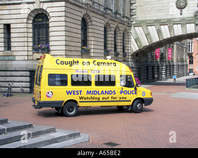 Auffallend gelbes Transportfahrzeug West Midlands Polizeifahrer Fernseh-Fernseh-Fernseh-Fernseh-Van Birmingham Stadtzentrum England Großbritannien Stockfoto