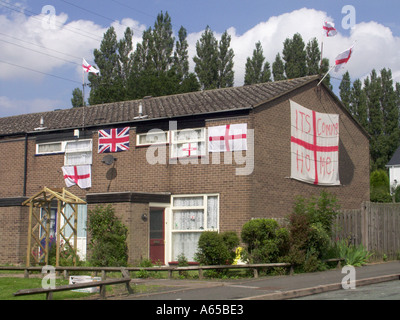 Fußballfans schließen ein Terrassenhaus mit den Fangemeinden Union Jack Flag und St Georges Cross Flags Bournville Birmingham West Midlands England Großbritannien an Stockfoto
