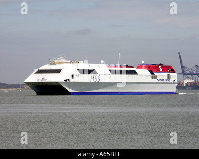 Stena Line Discovery eine Hochgeschwindigkeitsfähre der Klasse HSS 1500 vor den Häfen von Harwich & Felixstowe in der Flussmündung des River Orwell in East Anglia England Großbritannien Stockfoto