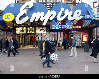 Empire UCI Cinema Haupteingang der Anlage um 2002 Equinox Diskothek Tanzsaal Nightclub Veranstaltungsort in Leicester Square West End London England Großbritannien Stockfoto