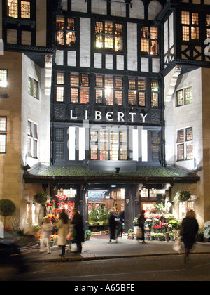 Liberty Luxus-Kaufhaus im berühmten Tudor-Gebäude 2003 abendliche Einkäufer in Great Marlborough Street West End London England Großbritannien Stockfoto