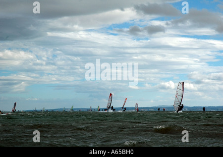 Windsurfer auf der West Kirby Marine Lake UK. Stockfoto