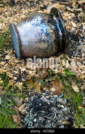 Ein Raku gebrannt Topf, noch heiß, kurz nach der Entnahme aus einer Reduzierung der Kammer. Stockfoto