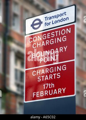 Verkehrsaufladung für London glänzende neue Straßenschilder, die den Zugang zu Straßen und Straßen regeln, beginnen im Februar 2003 im Zentrum Londons, England, Großbritannien Stockfoto