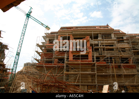 Gerüst und Kran über Gebäude im Bau, Spanien, niedrigen Winkel anzeigen Stockfoto