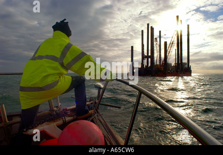 Ein Bohrer für seine Schicht an Bord eine Vermessung Rig aus der südenglischen Küste ankommen. Stockfoto
