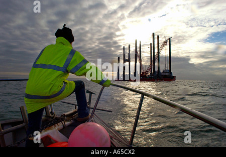 Ein Bohrer für seine Schicht an Bord eine Vermessung Rig aus der südenglischen Küste ankommen. Stockfoto