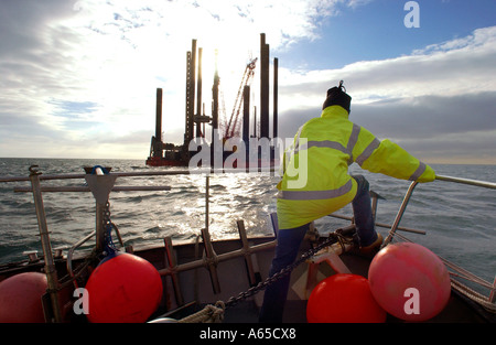 Ein Bohrer für seine Schicht an Bord eine Vermessung Rig aus der südenglischen Küste ankommen. Stockfoto