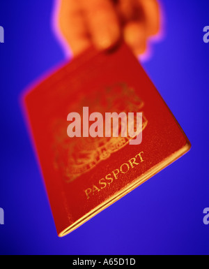 Hand, die Großbritannien Pass mit blauem Hintergrund Stockfoto