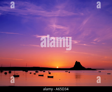 Lindisfarne Schloß gesehen über dem Hafen bei Sonnenaufgang, Holy Island, Northumberland, England, UK. Stockfoto