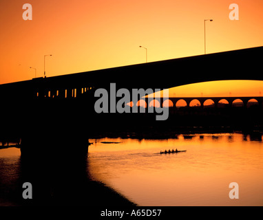 Royal Tweed und Royal Border Brücken über dem Fluss Tweed bei Sonnenuntergang, Berwick-upon-Tweed, Northumberland, England, UK. Stockfoto