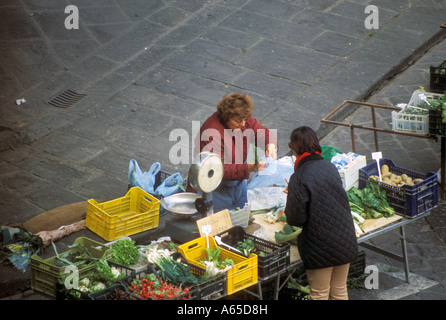 Florenz, die eine Frau verkauft zu produzieren, in der Piazza Santo Spirito Stockfoto