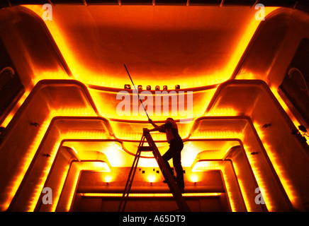 Theater-Manager Jeremy Höhle passt die Beleuchtung in privaten 1938 Art-Deco-Theater von Stanford Hall, Nottinghamshire. Stockfoto