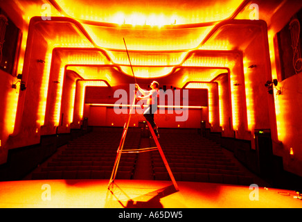 Theater-Manager Jeremy Höhle passt die Beleuchtung in privaten 1938 Art-Deco-Theater von Stanford Hall, Nottinghamshire. Stockfoto