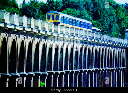 Ein Thameslink-Brighton, Bedford Zug überquert die Ouse Valley Viaduct in der Nähe von Balcombe Sussex Stockfoto