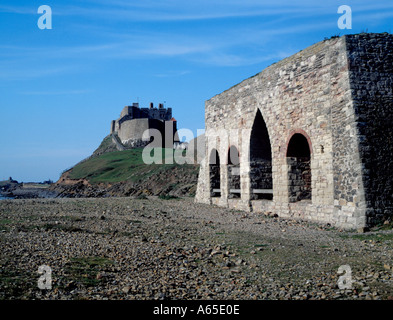 Alten stillgelegten Kalköfen mit Lindisfarne Schloß hinaus Holy Island, Northumberland, England, UK. Stockfoto