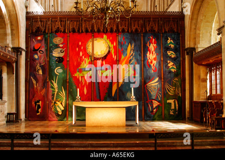 Wandteppich von John Piper in Chichester Kathedrale Sussex. Es dient als ein Retabel für den Hochaltar. Stockfoto