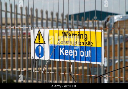 Halten Sie das Schild am Zaun an der britischen Baustelle in Shoreham-by-Sea, West Sussex, England, Großbritannien Stockfoto