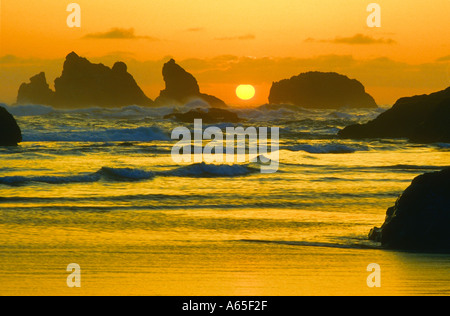 Sonnenuntergang und Meer Stacks in Bandon Strand Oregon USA am Pazifischen Ozean Stockfoto