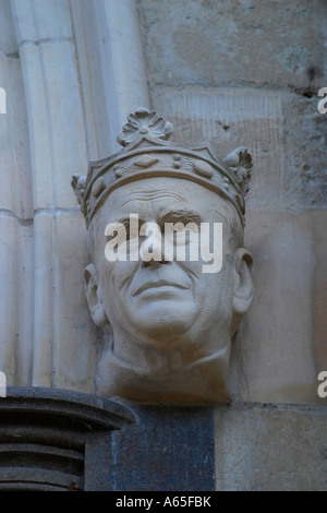 Prinz Philip Büste auf der rechten Seite der Eingang zur Kathedrale von Chichester, Sussex, UK Stockfoto