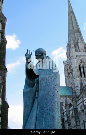 Bronzestatue des Heiligen Richard an der Kathedrale von Chichester, West Sussex. Erstellt von Philip Jackson. Stockfoto