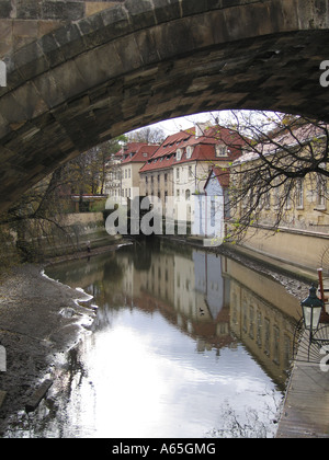 Reflexion der Häuser unter Brücke, Prag Stockfoto