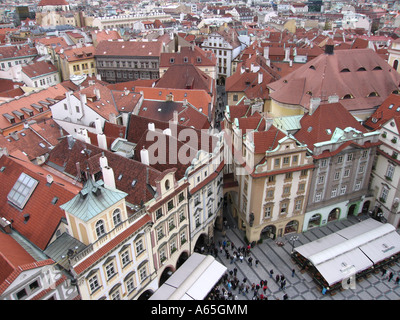 Blick von der Spitze der astronomischen Turmuhr auf Dächer, Prag Stockfoto