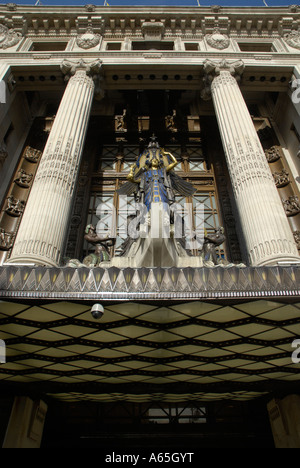 Statue und Säulen über dem Eingang zum Kaufhaus Selfridges in der Oxford Street London England Stockfoto