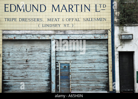 Vorderseite des verfallenen Shop Kutteln und Innereien neben öffentlichen Herrentoilette Smithfield Fleisch Markt London Stockfoto