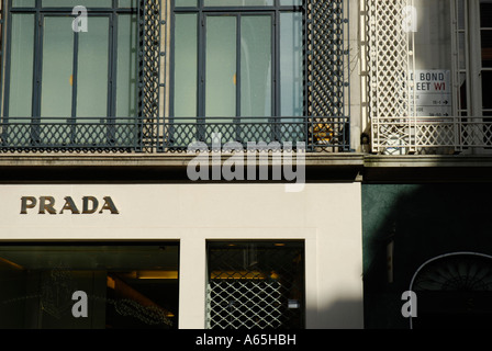 Nahaufnahme eines exklusiven Prada Shop Exterieur, Old Bond Street, London, England Stockfoto