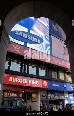 Die berühmten farbigen Werbung Anzeige am Piccadilly Circus, umrahmt von einem nahe gelegenen Bogen, London, England, UK Stockfoto