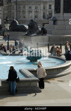 Besucher in der Nähe eines Brunnen in Trafalgar Square in London Stockfoto