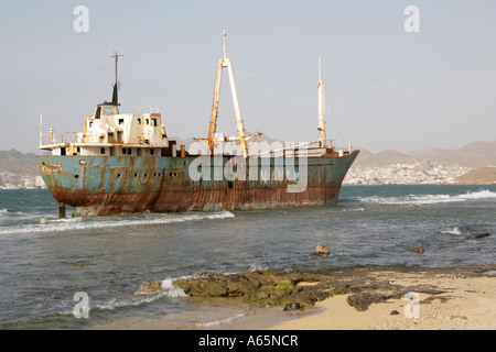 Schiffbruch im Hafen von Mindelo Hauptstadt von Sao Vincente, Kap Verde (2007). Stockfoto