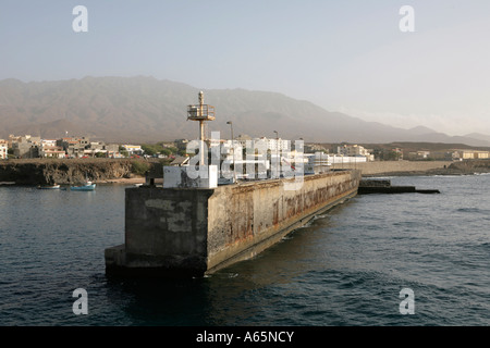 Hafen von Porto Novo mit der Fähre auf die Insel Santo Antao, Kap Verde (2007). Stockfoto