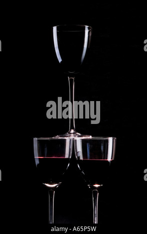 Drei Gläser Wein gefüllt mit Rotwein Stockfoto