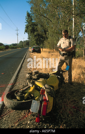 CHP Officer untersucht Verkehrsunfall in der Nähe von St. Helena Napa Valley Napa County in Kalifornien Stockfoto