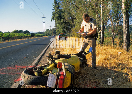 CHP Officer untersucht Verkehrsunfall in der Nähe von St. Helena Napa Valley Napa County in Kalifornien Stockfoto