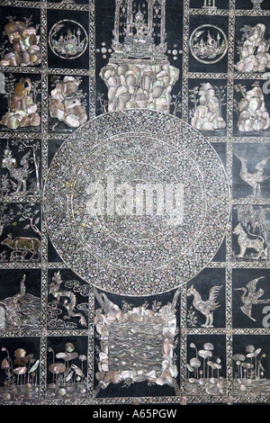 Eingelegten Figuren von Pearl-Shell in die Füße von den riesigen liegenden Buddha im Tempel Wat Pho in Bangkok, Thailand. Stockfoto