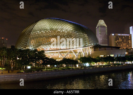 Esplanade in Nacht-Singapur Stockfoto
