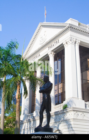 Statue von Sir Stamford Raffles vor Victoria Theatre Singapur Stockfoto
