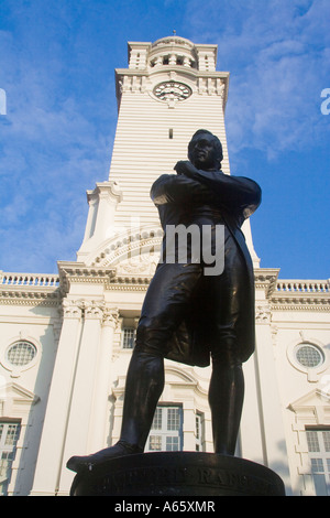 Statue von Sir Stamford Raffles vor alten Rathaus Clocktower Singapur Stockfoto