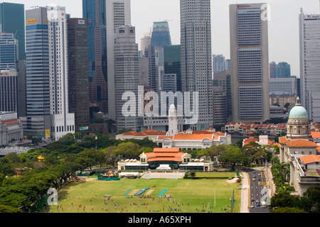 Fußball auf dem Padang umgeben von Highrise Singapur Stockfoto