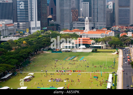 Fußball auf dem Padang umgeben von Highrise Singapur Stockfoto