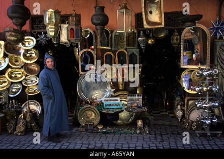 Porträt eines reifen Mannes, stehend auf einem Souk, Marrakesch, Marokko Stockfoto