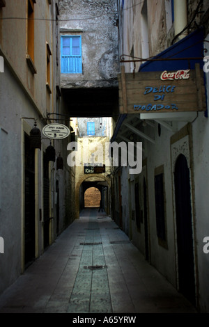 Häuser entlang einer Straße, Essaouira, Marokko Stockfoto