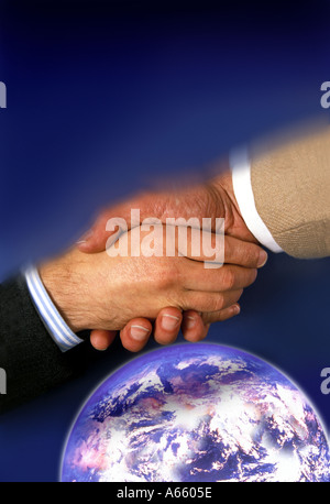 Handshake zwischen zwei Geschäftsleute mit der Erde im Hintergrund Stockfoto