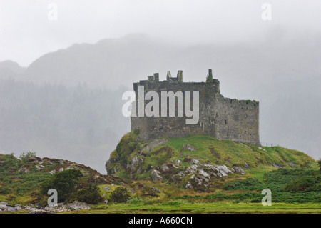 Castle Tioram auf Loch Moidart durch Nebel und Regen Ardnamurchan Schottland gesehen Stockfoto