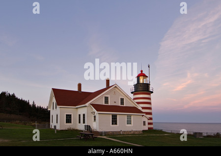 West Quoddy Head Leuchtturm bei Sonnenuntergang in der Nähe von Lubec Maine Stockfoto