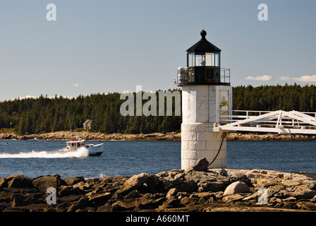 Boot fahren Vergangenheit Marshall Point Leuchtturm Fischerhafen Clyde Maine Stockfoto