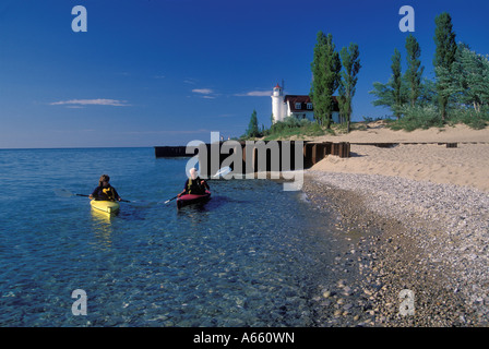 Kanuten paddeln Nahpunkt Betsie Leuchtturm Lake Michigan in der Nähe von Michigan Frankfort Stockfoto